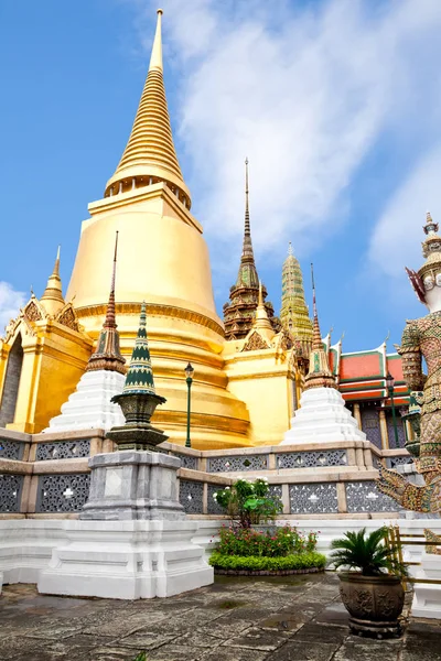 Goldene Pagode in wat phra kaew — Stockfoto