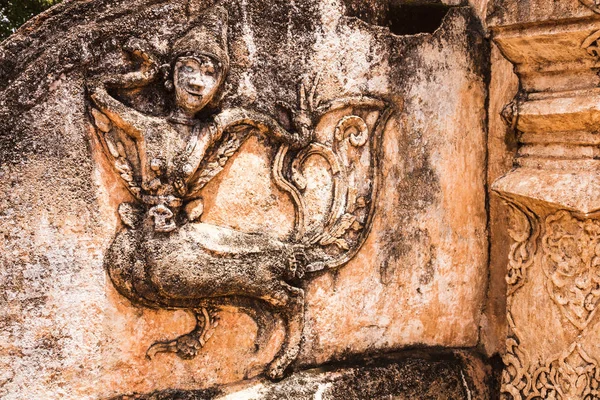 Antika carving av kinnaree — Stockfoto