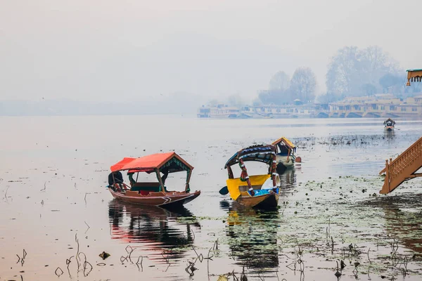 Temprano en la mañana con el barco Shikara en el lago Nageen — Foto de Stock