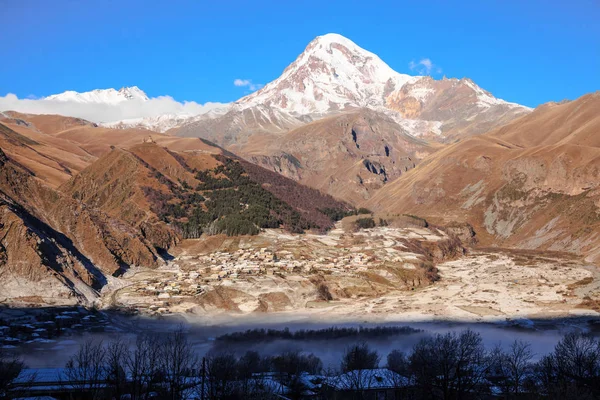 Stepantsminda byn på berget Kazbek — Stockfoto