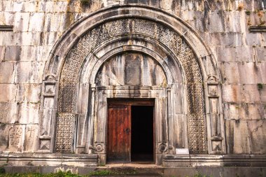 Kemerli kapı, kilise, Kutsal haç işareti