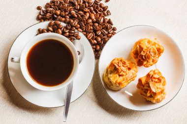 Bir fincan kahve ve çörek ekmek