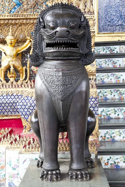 Estátua de Singha em Wat Phra Kaew — Fotografia de Stock