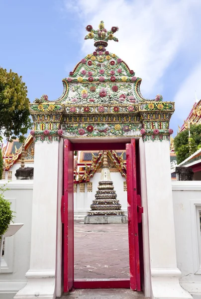 Porta do templo decorado com cerâmica — Fotografia de Stock