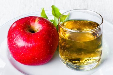 Kırmızı elma ve suyu beyaz plaka