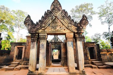 Kapı Banteuy Srei oyma taş