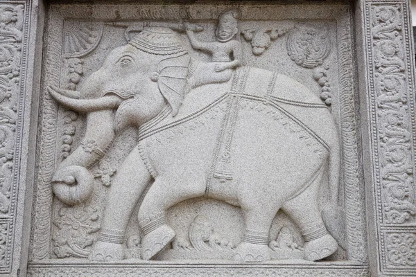 Sten carving av elefant i buddhistiska tempel — Stockfoto