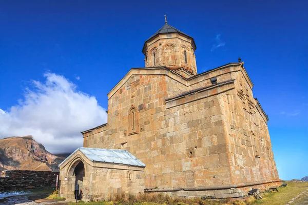 Ґерґетська церква на горі Казбєк — стокове фото