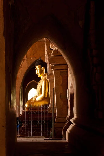 Htilominlotemple で座っている仏像のイメージ — ストック写真