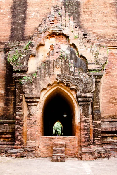 Inträde till det uråldriga Dhammayangyi-templet — Stockfoto