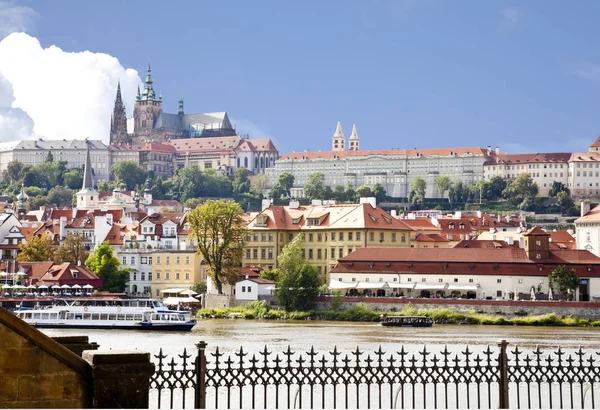 Uitzicht op het kasteel van Praag in Tsjechië — Stockfoto