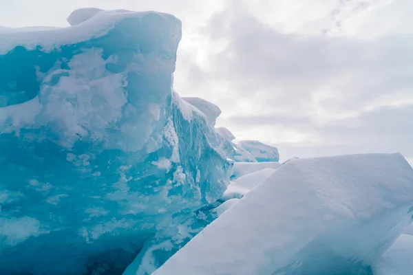 Eisblöcke mit Schnee — Stockfoto