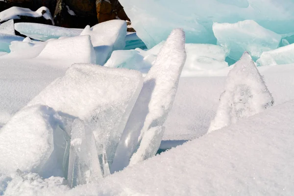 Blocs de glace couverts de neige au lac Baïkal — Photo