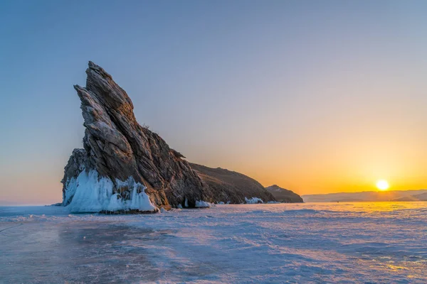 Weergave van Ogoy eiland in bevroren Baikalmeer bij zonsopgang — Stockfoto