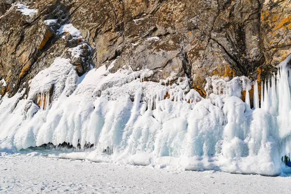 Icicles πάνω στα βράχια της Oltrex νησί στη λίμνη Βαϊκάλη — Φωτογραφία Αρχείου