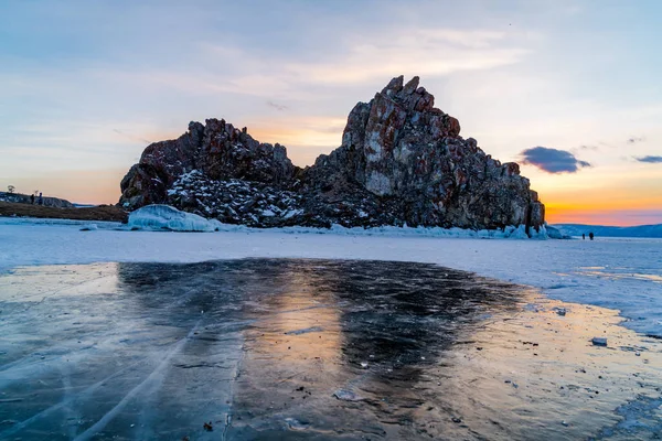 Het Baikalmeer in de winter in schemerlicht — Stockfoto