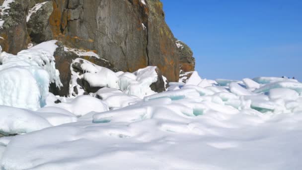 Los bloques de hielo cubren con nieve en el lago Baikal — Vídeos de Stock