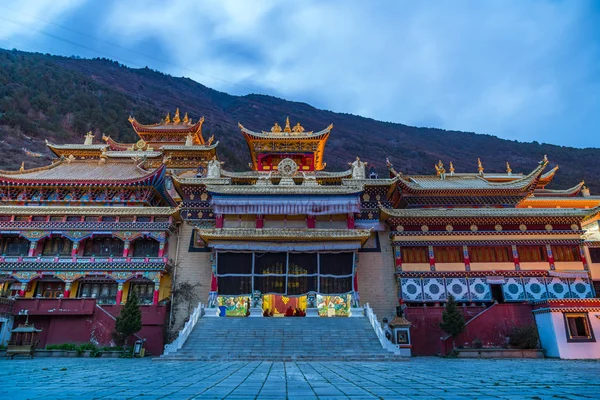 Dämmerung im tibetischen Kloster in Kangding — Stockfoto