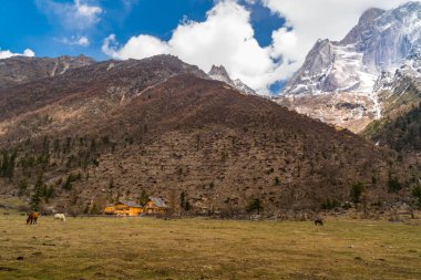 Görünümünü kar dağ, Siguniang Milli Parkı