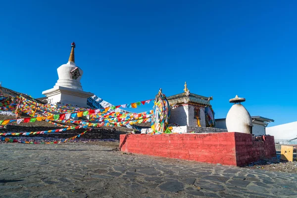 Stupa y banderas de oración en el paso Zheduo Shan — Foto de Stock