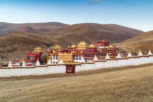 Litang Hill'de üzerinde Tibet manastır