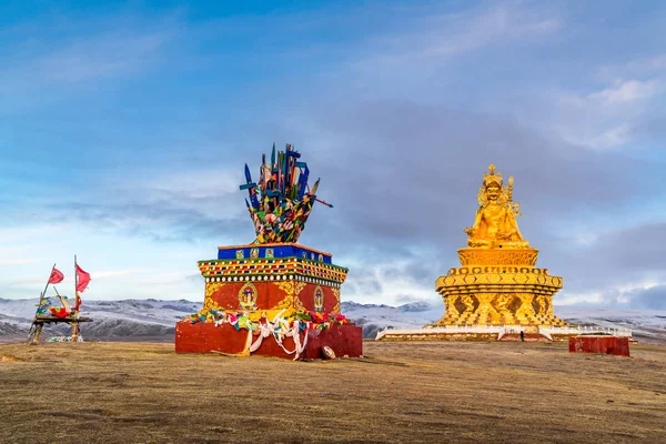 A hegyen Yarchen Gar kolostor a szecsuáni szobor — Stock Fotó