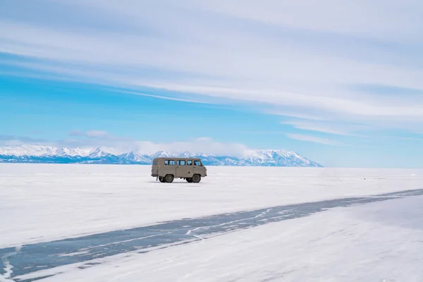 Grijze parkings op besneeuwde oppervlak van bevroren Baikalmeer — Stockfoto