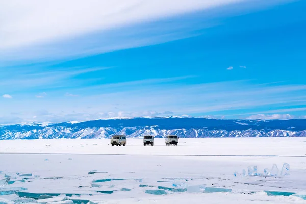 Grijze auto's blijven op besneeuwde oppervlak van bevroren Baikalmeer — Stockfoto