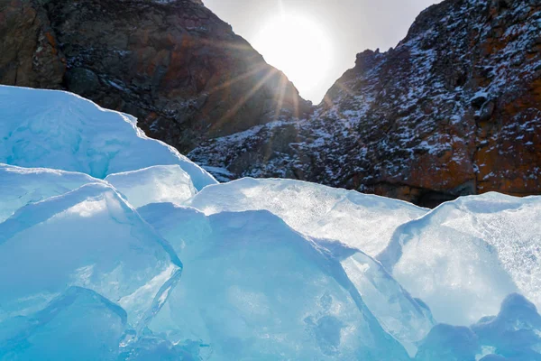 Eisblöcke in der Sonne am zugefrorenen Baikalsee — Stockfoto