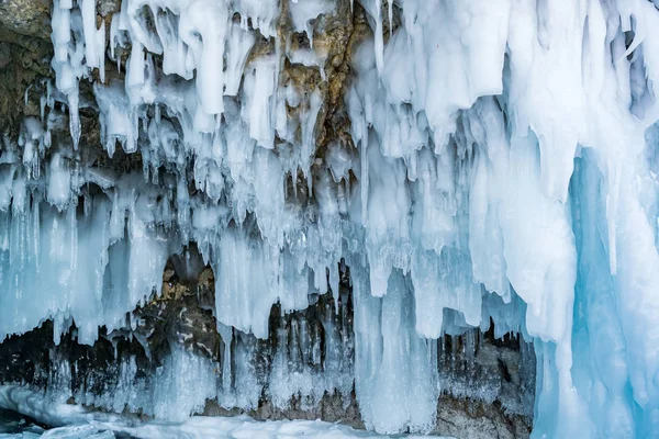 Weergave voor icicles in ijsgrot op bevroren Baikalmeer — Stockfoto