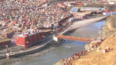 Budist rahipler ve rahibeler Yarchen Gar manastır sabah yürüyüş