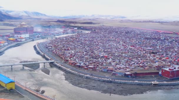 Yarchen Gar, het gigantische Tibetaanse klooster van Kham — Stockvideo