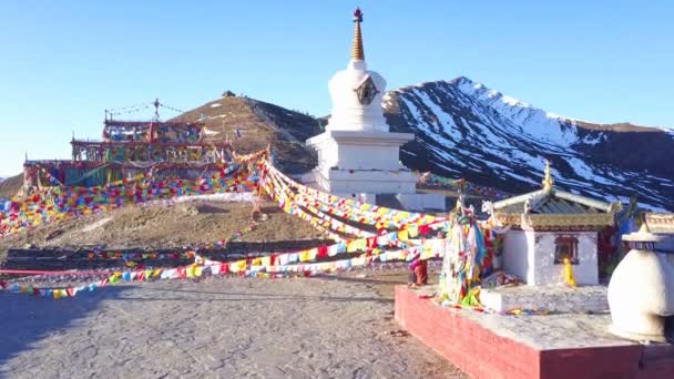 Bird eye vy av tibetansk stil stupa och bön flaggor vid Zheduo Shan Pass — Stockvideo