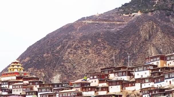 Monasterio de Baiyu, el Monasterio del Budismo Tibetano en Baiyu — Vídeo de stock