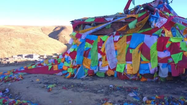 Vista do mosteiro tibetano na colina em Litang — Vídeo de Stock