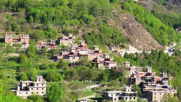 Pohled na tibetské vesnici Danba v s '-čchuan — Stock video