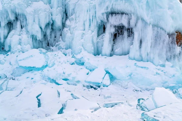 Frossent vann og ispinner dekket med snø på fjelløya i Lak – stockfoto