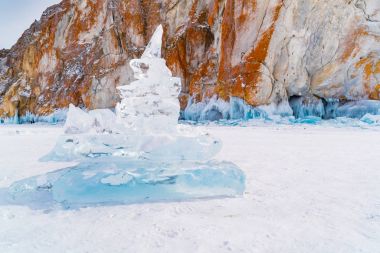 Blok önünde Deniz Baykal rock Island Ice