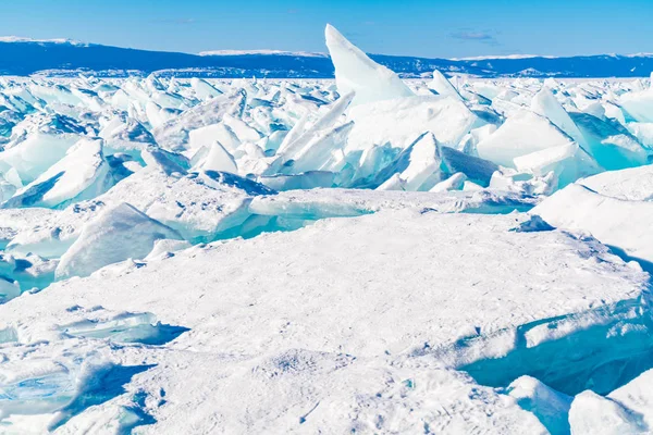 Acqua ghiacciata coperta di neve nel lago Baikal, Russia — Foto Stock