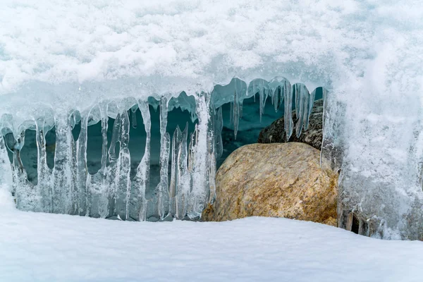 Ijspegels op ijs grot in bevroren Baikalmeer — Stockfoto