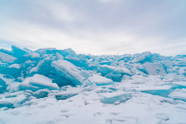 Ijsblokken bedekt met sneeuw in het Baikalmeer — Stockfoto