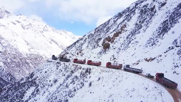 Luchtfoto van sneeuw bedekt Chola Pass in Dege land, Sichuan, China — Stockvideo