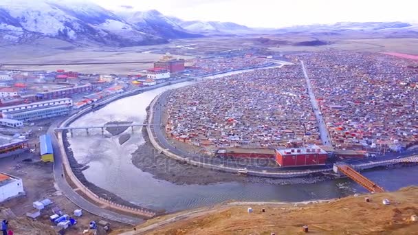 Vista aérea del monasterio de Yachen Gar por la mañana — Vídeo de stock