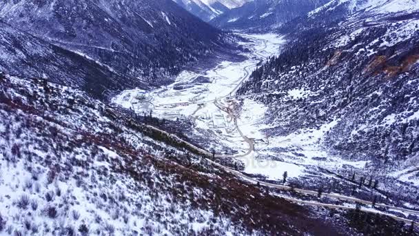 Luchtfoto van besneeuwde vallei van Chola berg in Dege land — Stockvideo