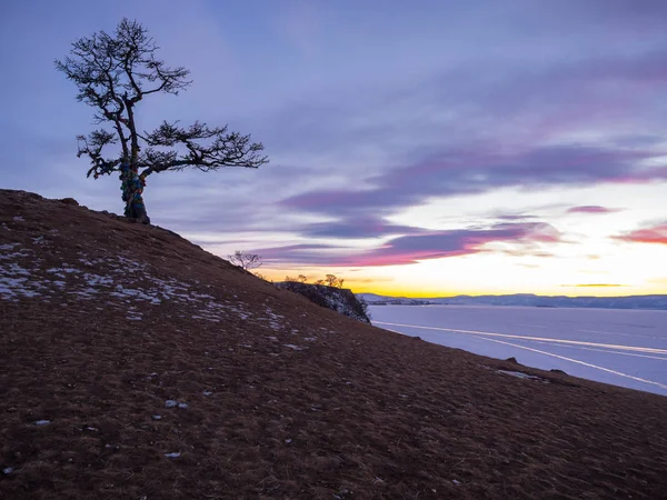 Crepúsculo no Cabo de Shamanka na Ilha Olkhon no Lago Baikal — Fotografia de Stock