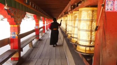 Tibet kadın dua davul Budist templei de Sichuan, Çin içinde satır yürürken sırasında dua
