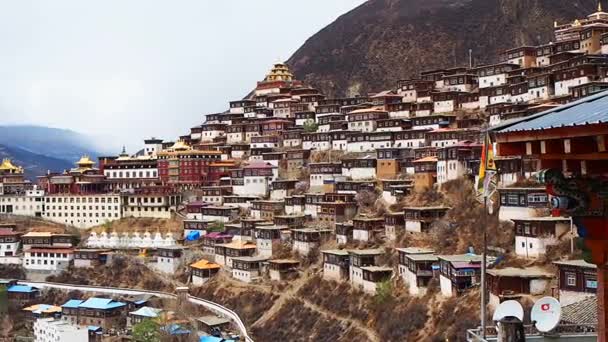 Blick auf tibetisches buddhistisches Kloster in baiyu, Sichuan, China — Stockvideo