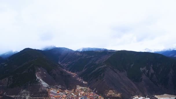 Αεροφωτογραφία του Θιβέτ ξένιο πόλη της Baiyu στην Sichuan, Κίνα — Αρχείο Βίντεο