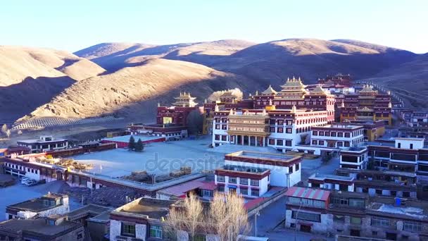 Flygfoto av tibetanska Litang kloster på morgonen i Sichuan — Stockvideo