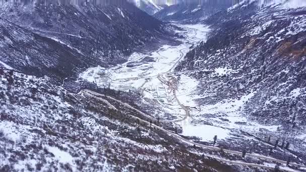 Vista aérea da rodovia em Chola Mountain Valley em Dege Country — Vídeo de Stock